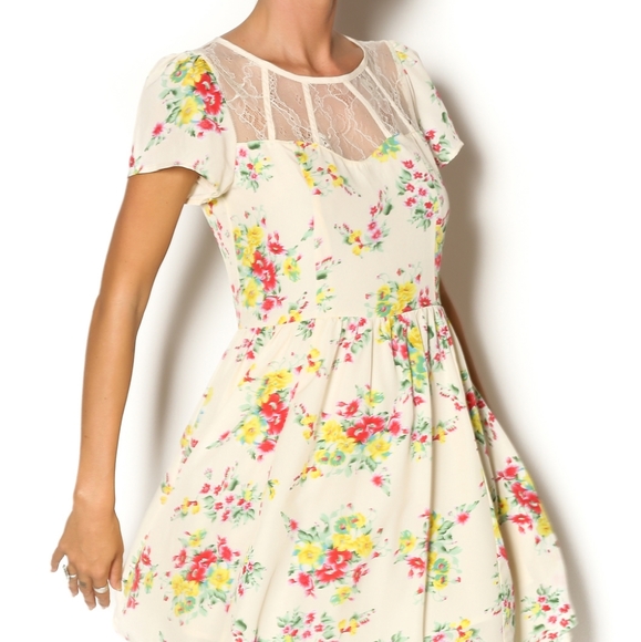 Under Skies Dresses & Skirts - Cream floral dress